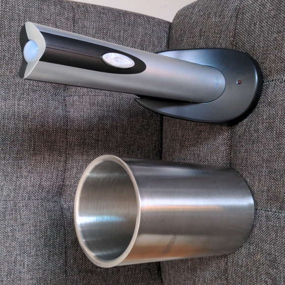 Oster Electric Wine Opener - Picture 1 of 4